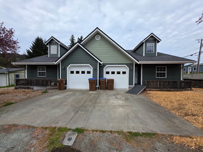 999 NE Broadway St in Myrtle Creek, OR - Building Photo - Building Photo