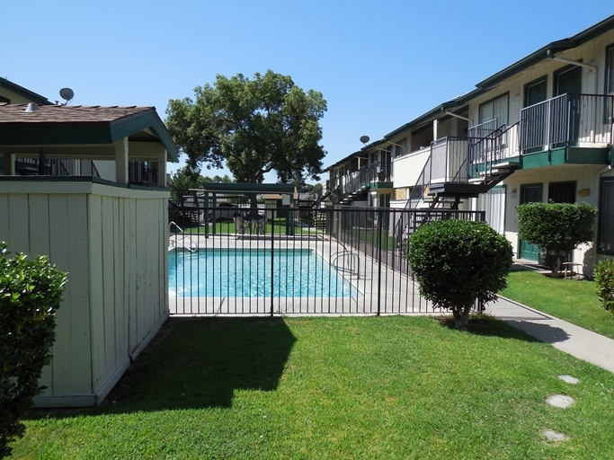 Summertree Apartments in Fresno, CA - Building Photo