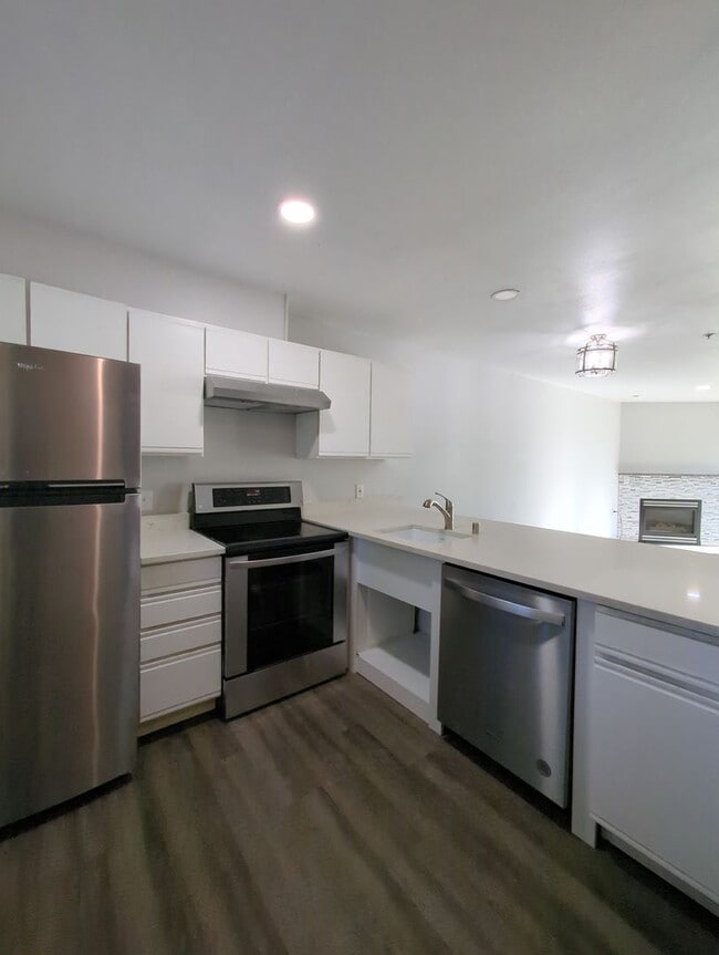 property at 2711 W Maplewood Ave