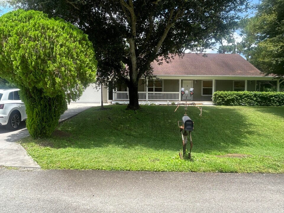 8526 SW Westwood Ln in Stuart, FL - Building Photo