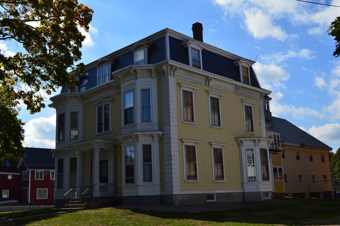 130 Main St in Plaistow, NH - Building Photo