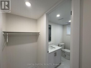 5 Whistling Hills Dr in Toronto, ON - Building Photo - Building Photo