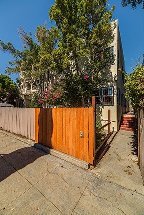 35 Clubhouse Ave in Venice, CA - Building Photo