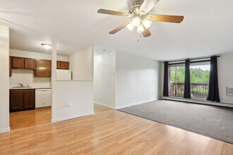 2118 Cromwell Hills Dr in Cromwell, CT - Foto de edificio - Building Photo