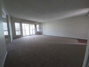 3819 E Livingston Dr, Unit 10 in Long Beach, CA - Foto de edificio - Building Photo