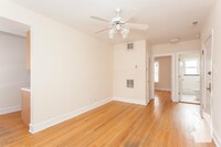 1202 W Wellington Ave, Unit 1 in Chicago, IL - Building Photo - Building Photo