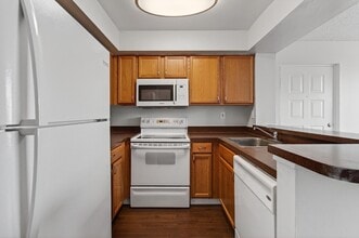 708 Executive Center Dr in West Palm Beach, FL - Building Photo - Building Photo