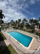 500 Layne Blvd in Hallandale Beach, FL - Building Photo