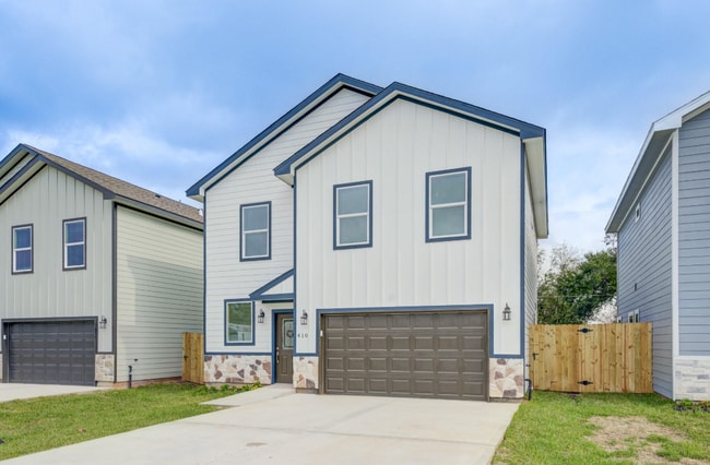 410 N 4th St in Beasley, TX - Foto de edificio - Building Photo