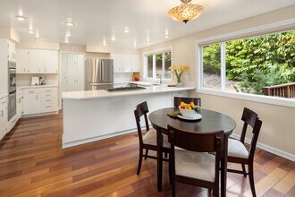 7405 92nd Pl SE in Mercer Island, WA - Building Photo - Building Photo
