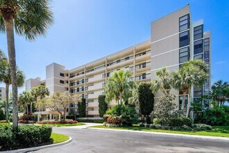 6662 Boca Del Mar Dr in Boca Raton, FL - Building Photo - Building Photo
