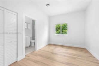 2121 NW 45th St in Miami, FL - Building Photo - Building Photo