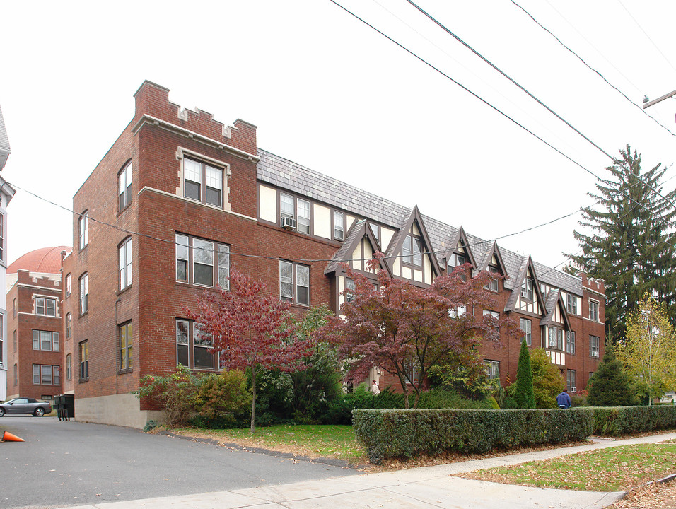 Canterbury Apartments in West Hartford, CT - Foto de edificio