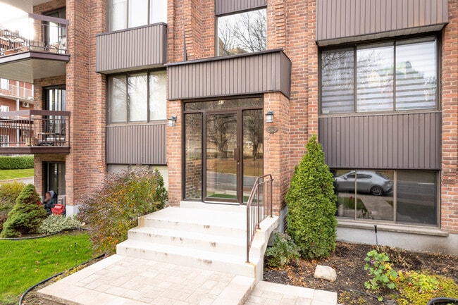 4400 Des Cageux Ch in Laval, QC - Building Photo - Building Photo