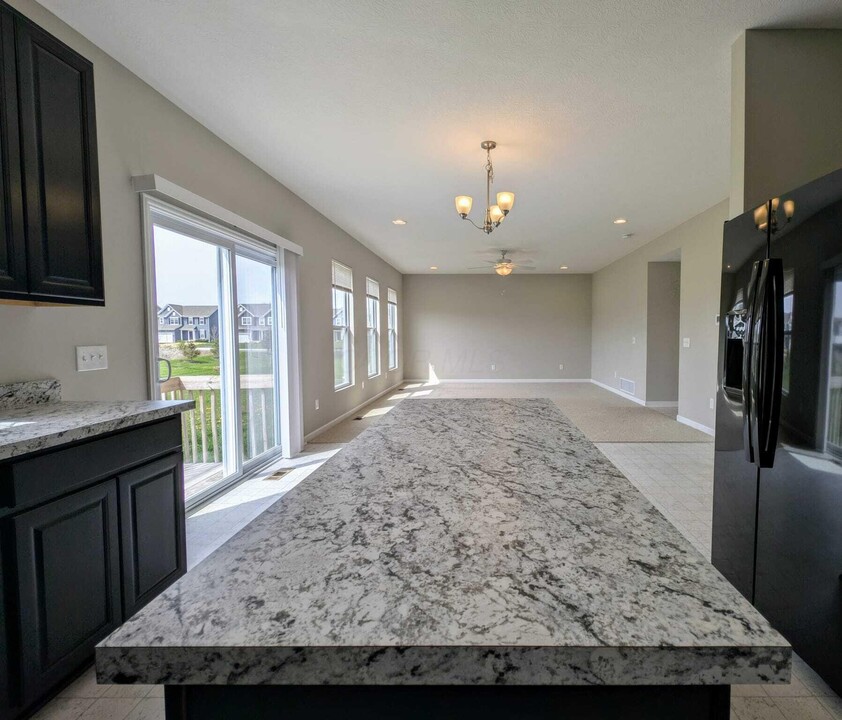 6658 Constitution Way in Powell, OH - Foto de edificio
