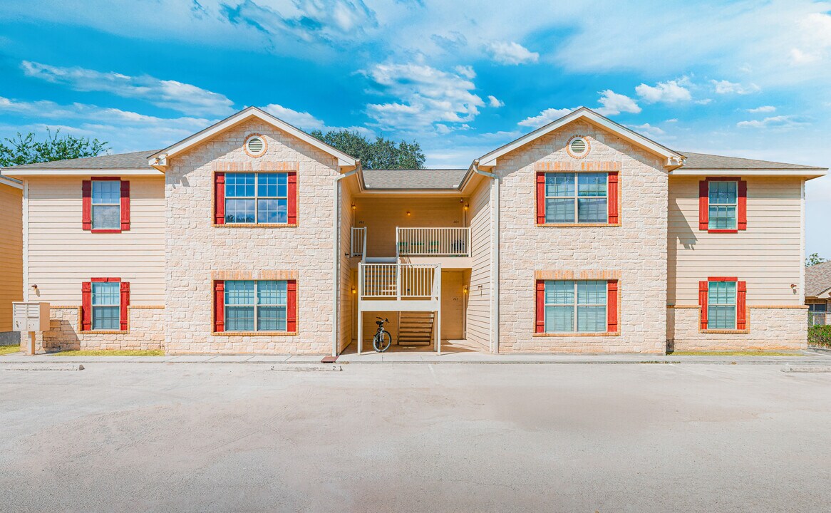 113 D L Vest, Unit 201 in La Vernia, TX - Building Photo
