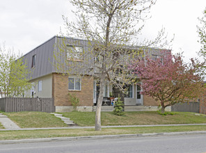 408 72nd Ave NE in Calgary, AB - Building Photo - Primary Photo