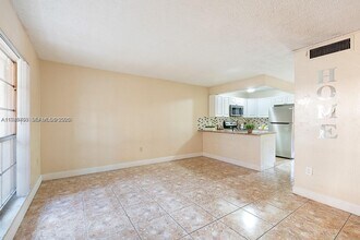 7241 Miami Lakes Dr in Hialeah, FL - Foto de edificio - Building Photo