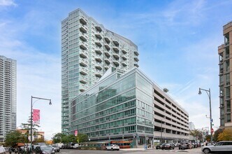 4705 Center Boulevard in Long Island City, NY - Foto de edificio - Building Photo