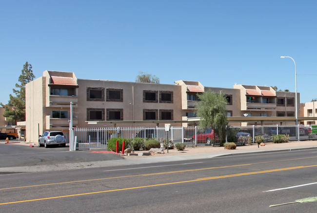 Village Apartments in Phoenix, AZ - Foto de edificio - Building Photo