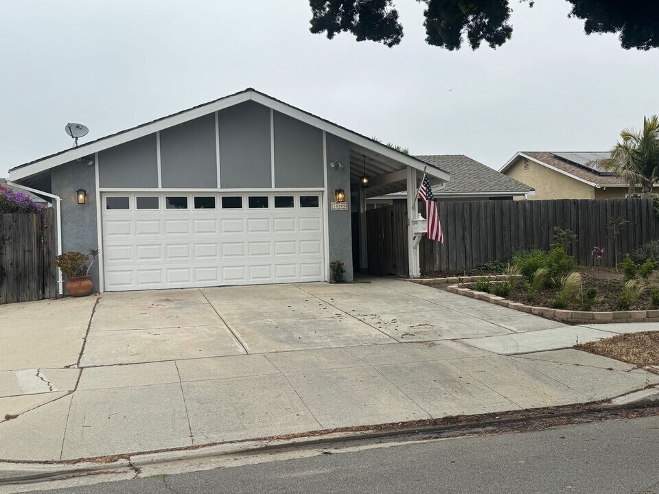 10289 Darling Rd in Ventura, CA - Building Photo