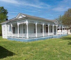 404 S Lasalle St in Navasota, TX - Building Photo