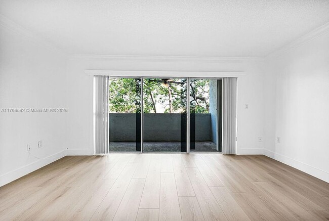 9375 Fontainebleau Blvd, Unit L306 in Miami, FL - Foto de edificio - Building Photo
