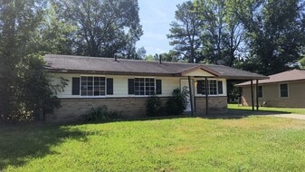 2401 Howard Dr in Pine Bluff, AR - Building Photo