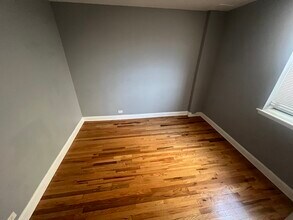 2358 E 70th Pl in Chicago, IL - Foto de edificio - Building Photo