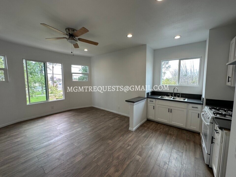 555 N La Cadena Dr-Unit -2 in Colton, CA - Building Photo