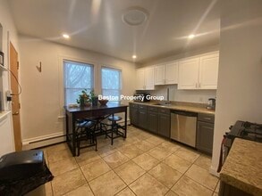 33 Oldfields Rd, Unit 4 in Boston, MA - Building Photo - Building Photo