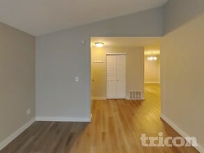 1021 30th St NE in Auburn, WA - Foto de edificio - Building Photo