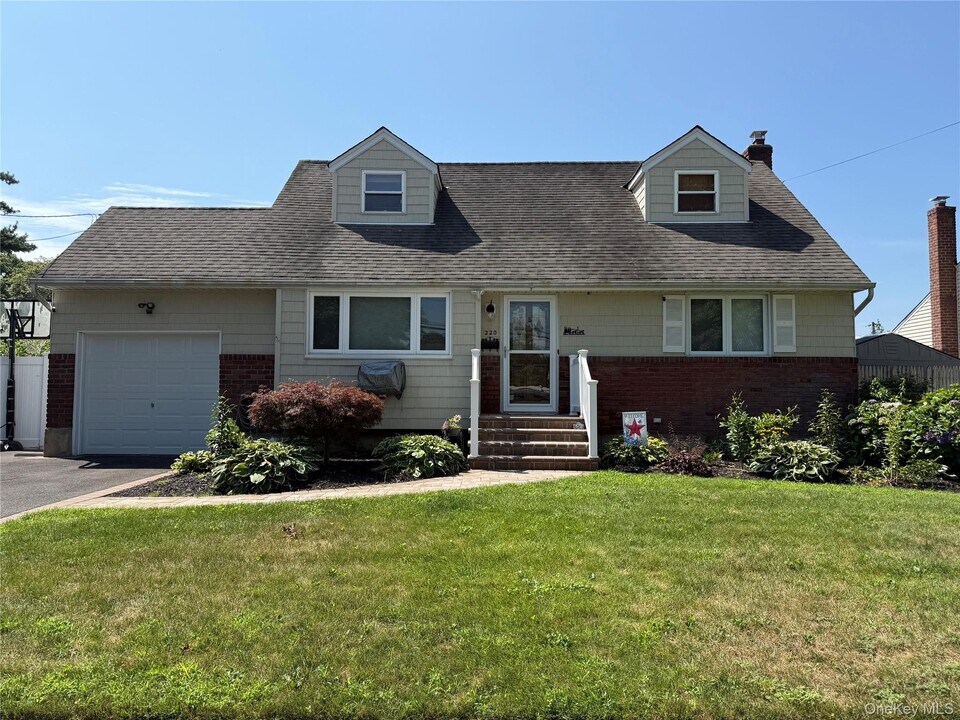 220 Boundary Ave in Massapequa, NY - Building Photo
