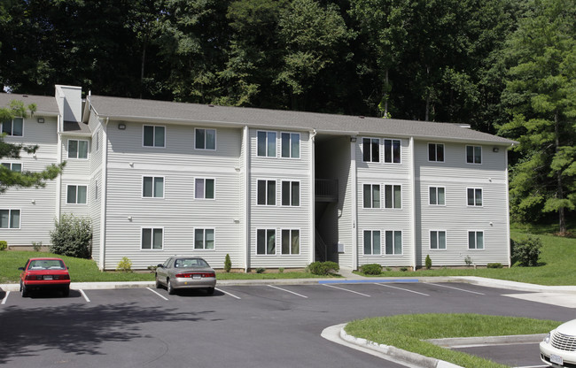 Woodlands at Bristol Apartments in Bristol, VA - Building Photo - Building Photo