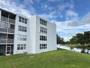 9441 Live Oak Pl in Davie, FL - Building Photo - Building Photo