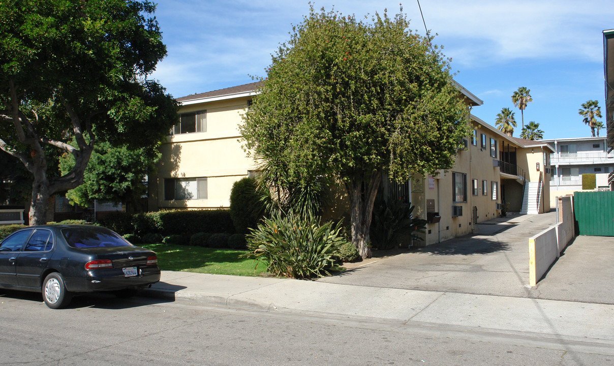 14541 Hartland St in Van Nuys, CA - Building Photo