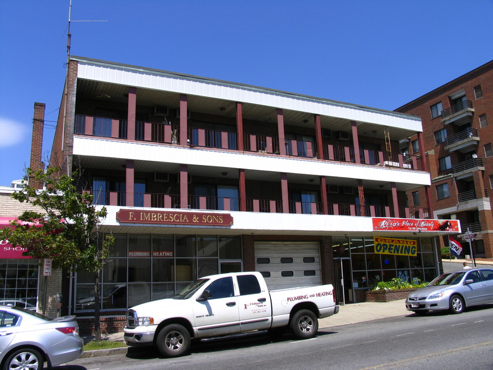 220 Broadway in Revere, MA - Foto de edificio