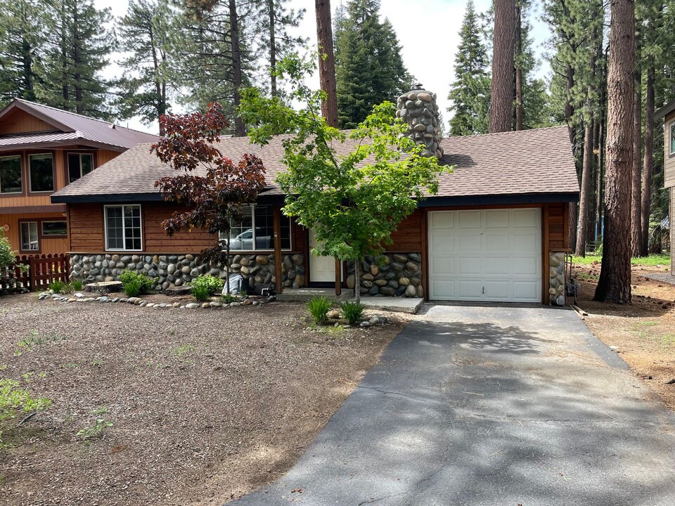 1901 F St in South Lake Tahoe, CA - Building Photo