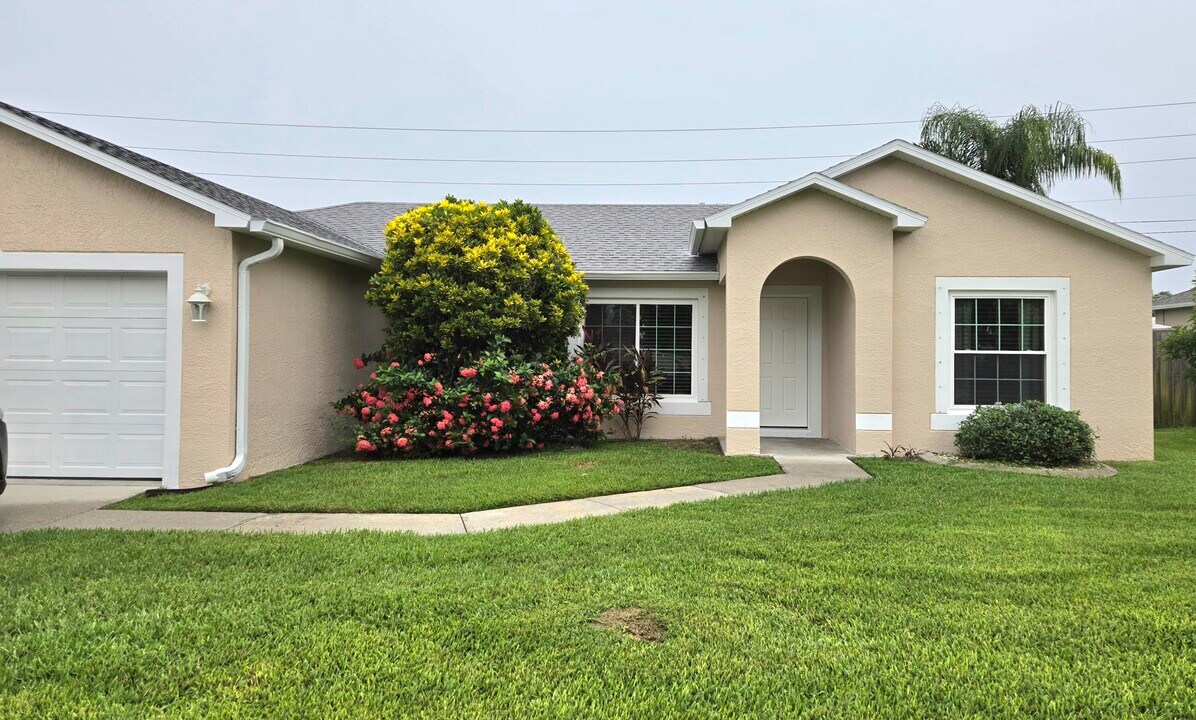 823 Del Mar Cir in Melbourne, FL - Foto de edificio