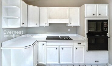812 Sycamore Dr in Decatur, GA - Building Photo - Building Photo