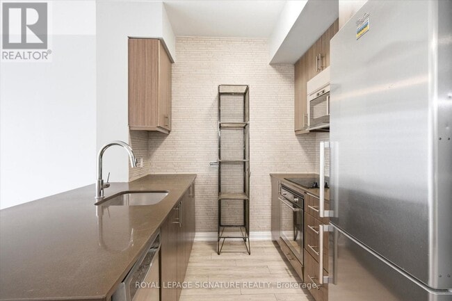 6 Eva Rd in Toronto, ON - Building Photo - Building Photo