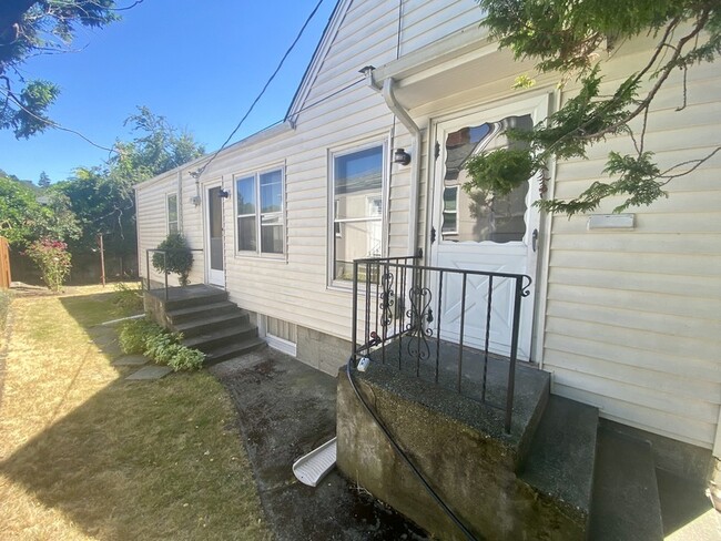 5708 8th Ave NW in Seattle, WA - Building Photo - Building Photo