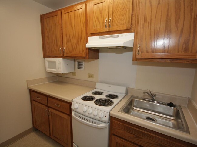Baptist Towers Senior Apartments - Age 62+ in Atlanta, GA - Building Photo - Building Photo