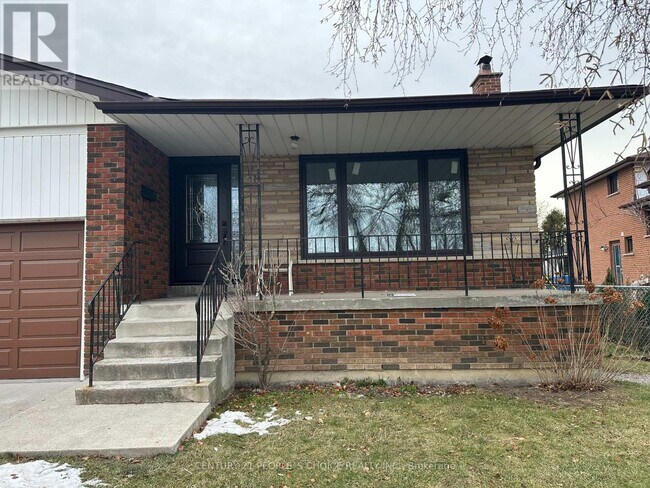 7490 Middleshire Dr in Mississauga, ON - Building Photo - Building Photo