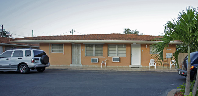 1260 SW 67th Ave in Miami, FL - Foto de edificio - Building Photo