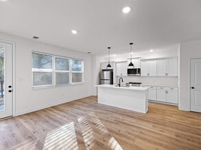 521 Lambuth Blvd, Unit A in Jackson, TN - Foto de edificio - Building Photo