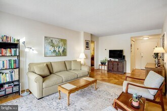 118 Monroe St, Unit 304 in Rockville, MD - Building Photo - Building Photo