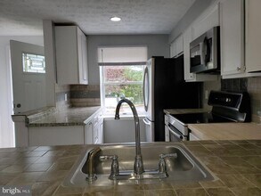 8221 White Stone Ln in Springfield, VA - Building Photo - Building Photo