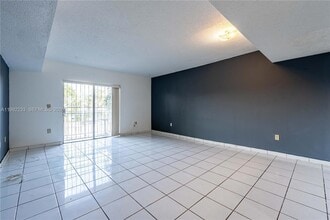 250 NW 107th Ave, Unit 205 in Miami, FL - Foto de edificio - Building Photo