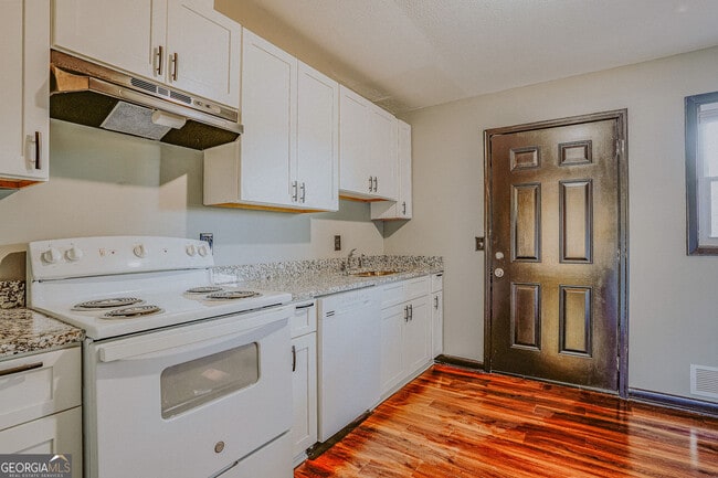 2877 Whispering Hills Dr in Atlanta, GA - Building Photo - Building Photo